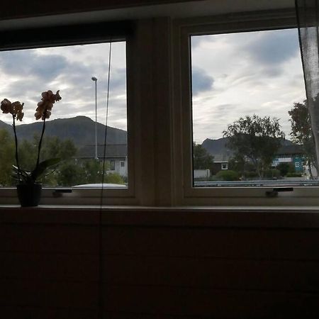 Nyrenovert Leilighet Med Gratis Parkering Leknes Exterior photo