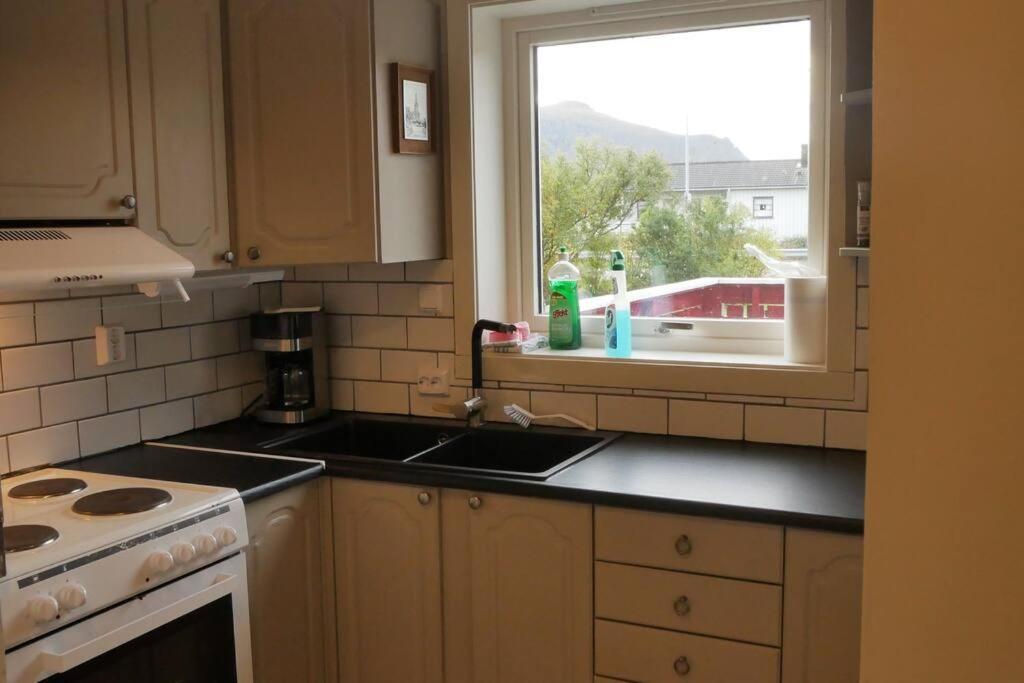 Nyrenovert Leilighet Med Gratis Parkering Leknes Exterior photo