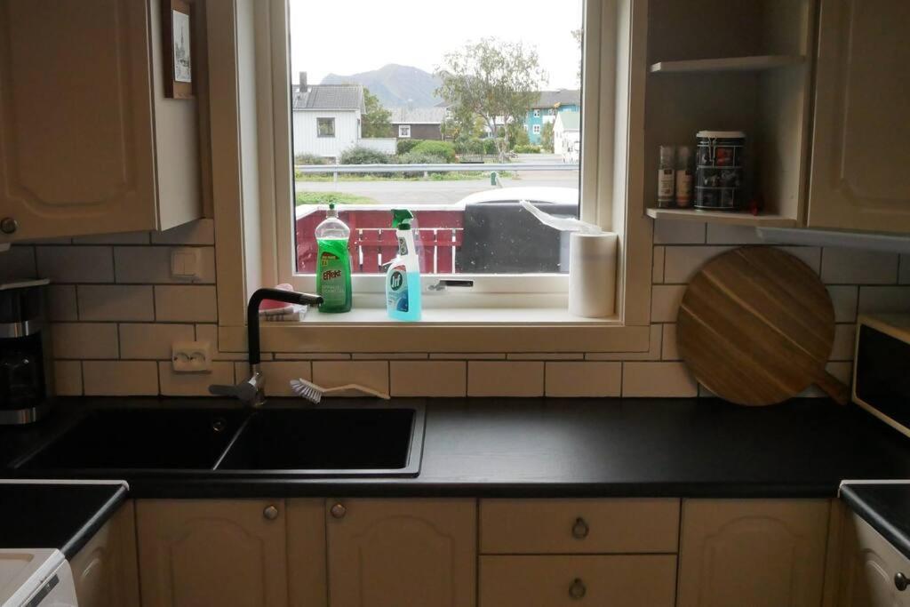 Nyrenovert Leilighet Med Gratis Parkering Leknes Exterior photo