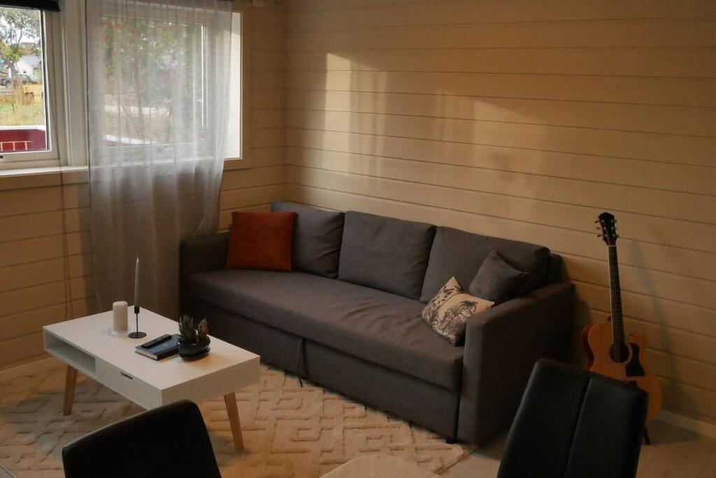 Nyrenovert Leilighet Med Gratis Parkering Leknes Exterior photo