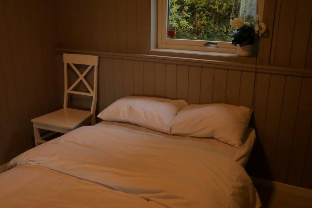 Nyrenovert Leilighet Med Gratis Parkering Leknes Exterior photo