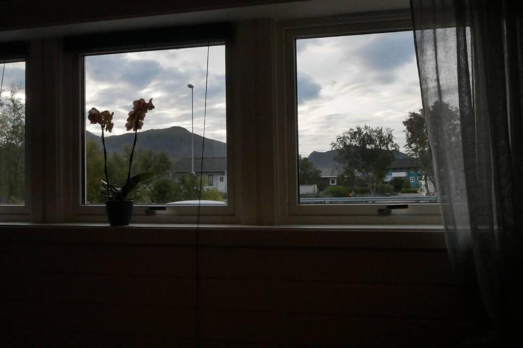 Nyrenovert Leilighet Med Gratis Parkering Leknes Exterior photo