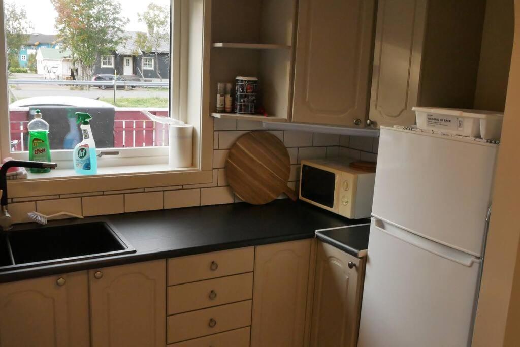 Nyrenovert Leilighet Med Gratis Parkering Leknes Exterior photo